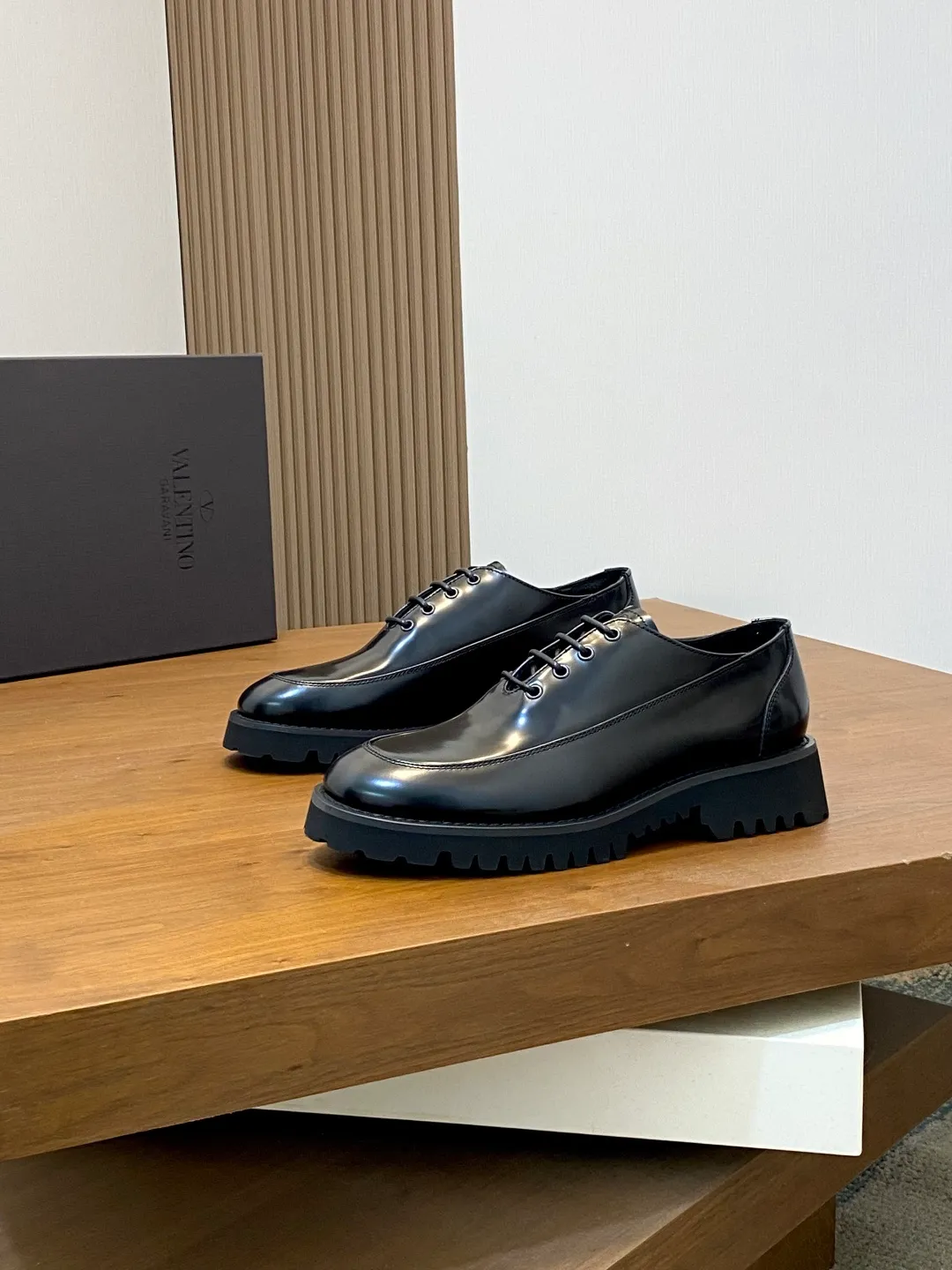 Men's shoes 💰740 VALENTINO Valentino's new men's fashionable casual leather shoes. These leather shoes are made of imported cowhide leather uppers, dyed calfskin lining and calfskin insoles. The upper foot is soft, comfortable and breathable. Comes with complete packaging in the original box! Visible details and quality. Size: 39-44 (customized at 38.45.46)